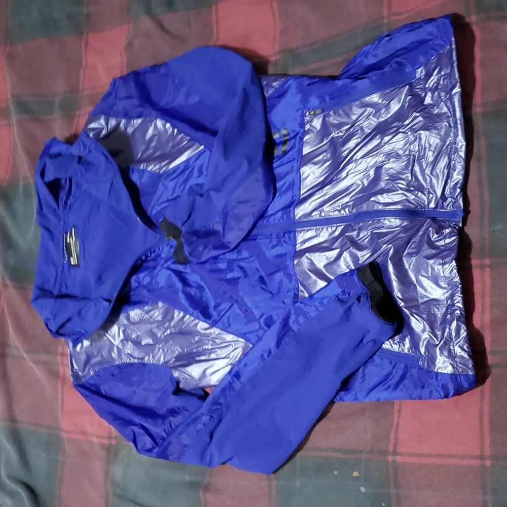 Under Armor Medium Fitted wind/rain breaker.